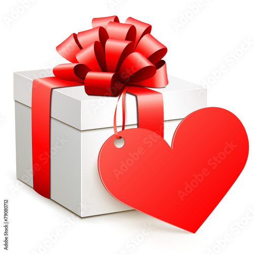 Geschenkbox mit roter Herzkarte