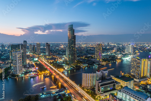 Fototapeta Naklejka Na Ścianę i Meble -  Night view of Saphan Taksin bridge in Bangkok, Thailand