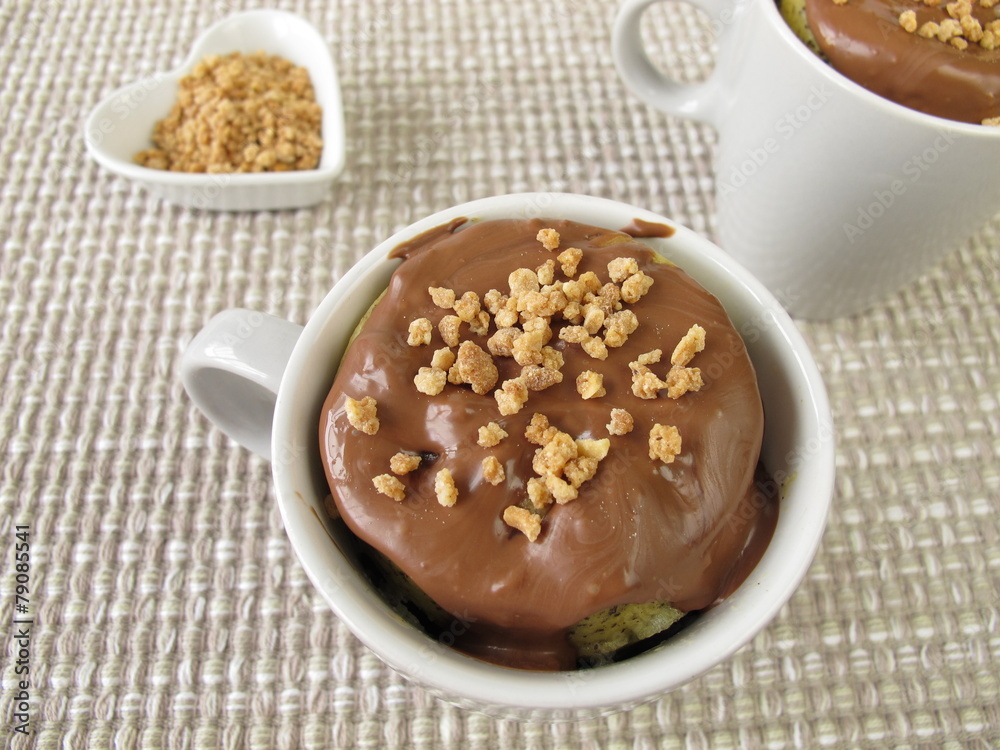 Mug Cake mit Schokoladenguss und Mandelkrokant Mug Cake mit Schokoladenguss und Mandelkrokant