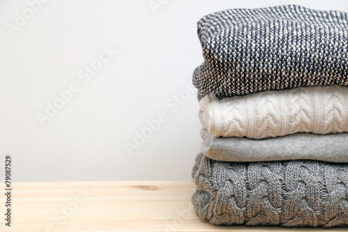 Poskładane swetry na półce