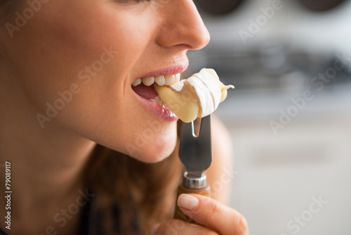 Obraz na płótnie Closeup on young woman eating camembert