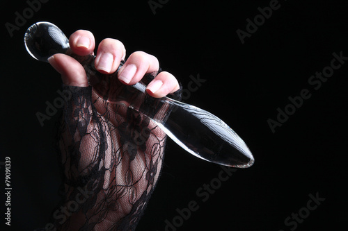 Dildo aus Glas in der Hand Nahaufnahme photo