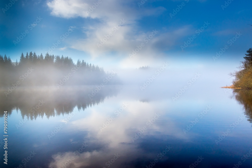 Obraz premium Loch Ard Blue Sky