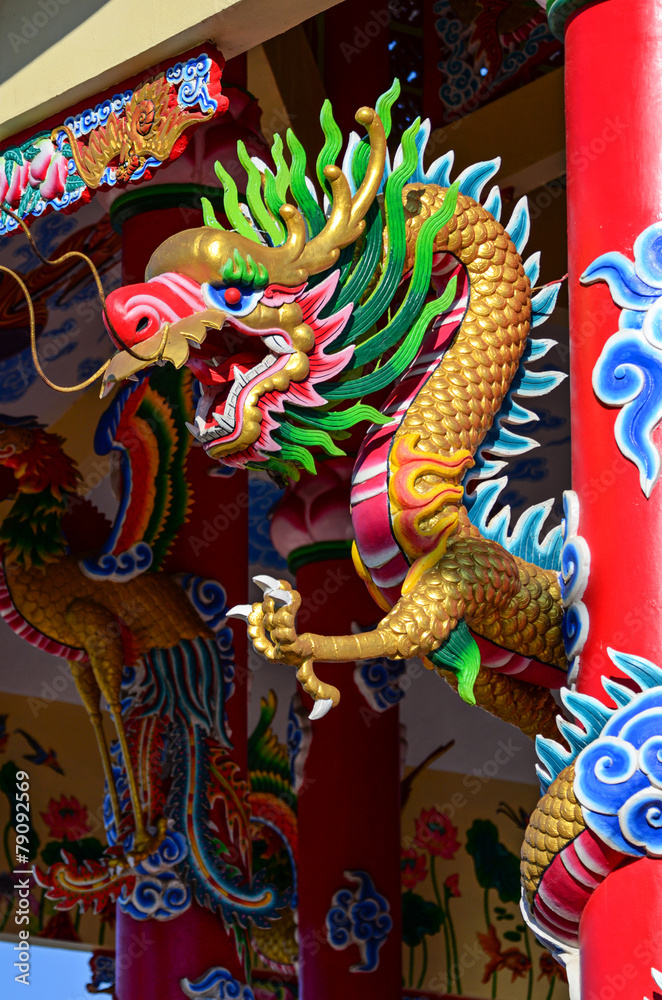 Fototapeta premium Chinese style dragon statue on the rooftop of temple