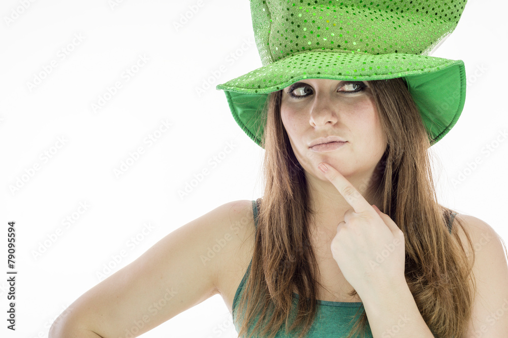 Mädchen mit Kobold Hut denkt nach