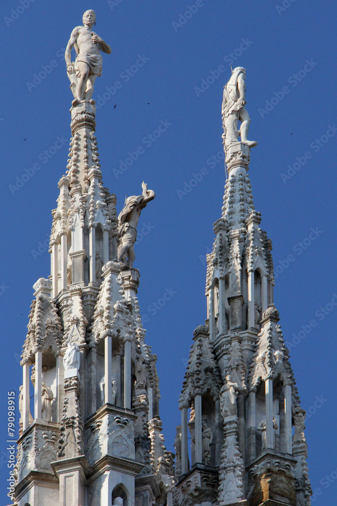 Duomo di Milano; guglie con santi