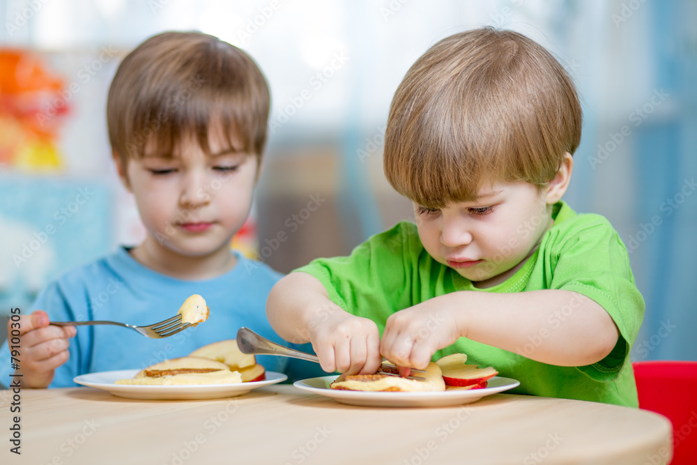 kiids eating healthy food at home