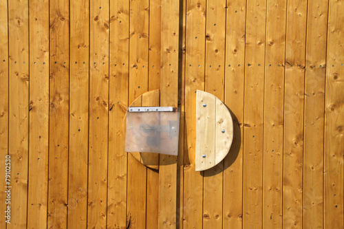 Holztor mit Vorhängeschloss