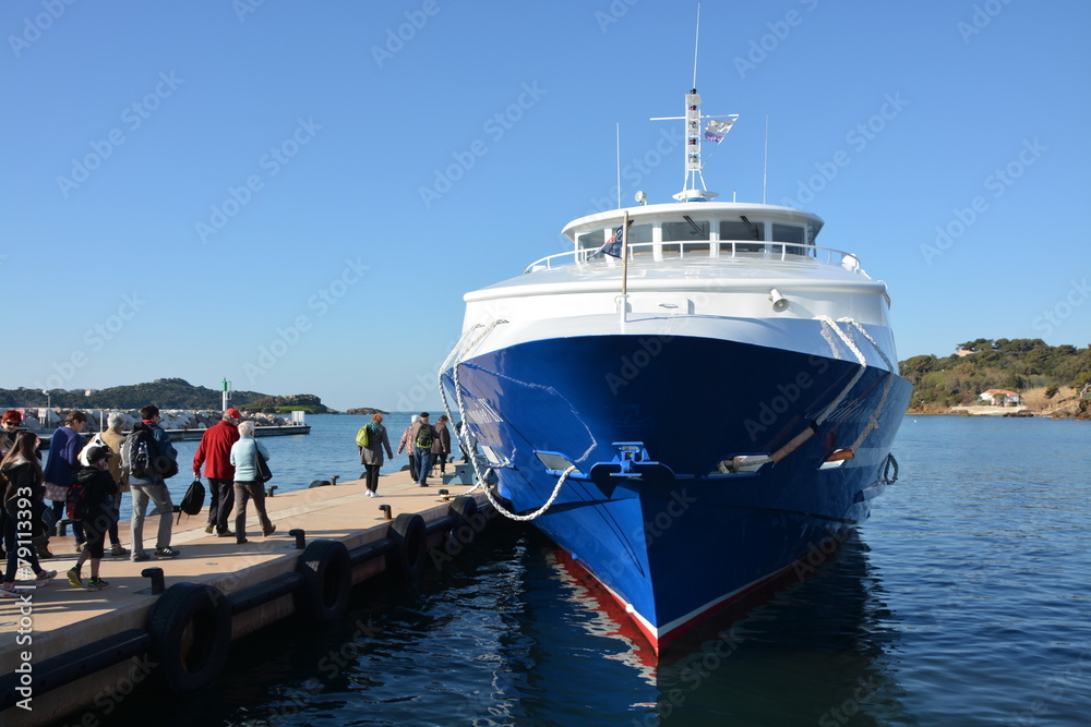 Fototapeta premium Embarquement pour l'île de Porquerolles