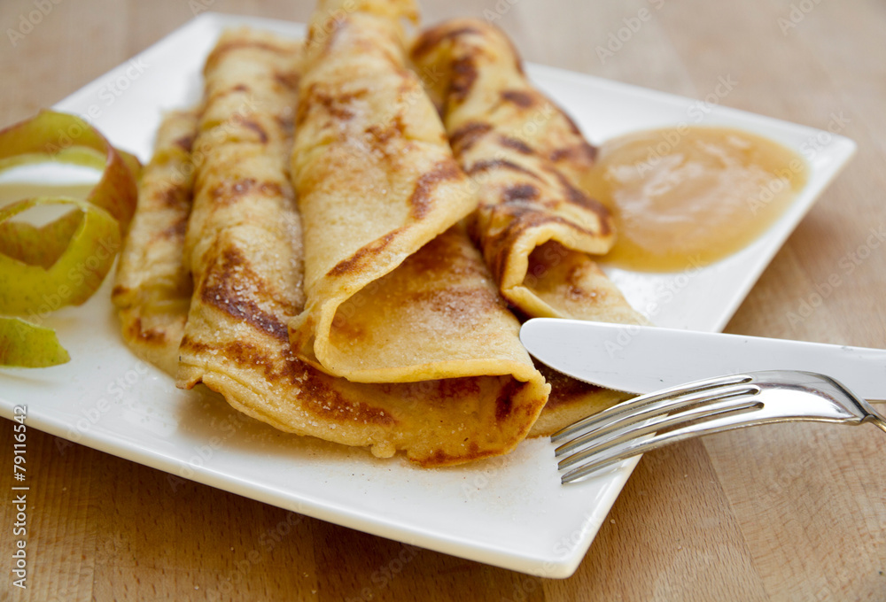 Apfelpfannkuchen mit Besteck