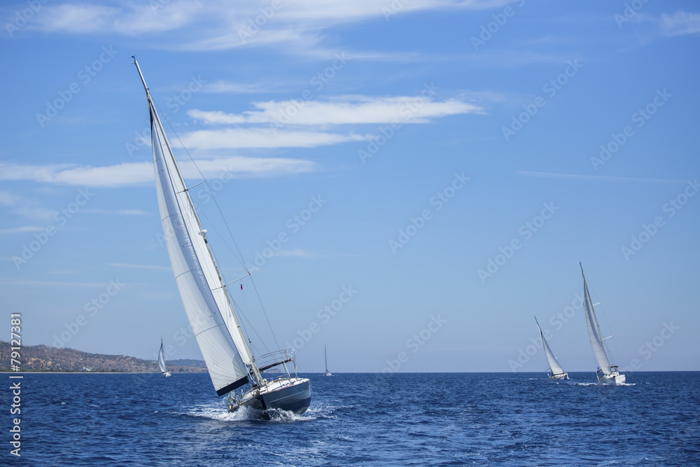 Naklejka premium Sailing ship yachts with white sails.