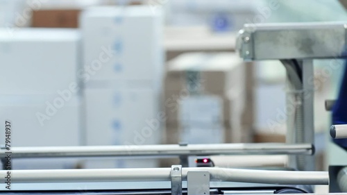 Cardboard boxes are weighed on a transporter of a packaging line