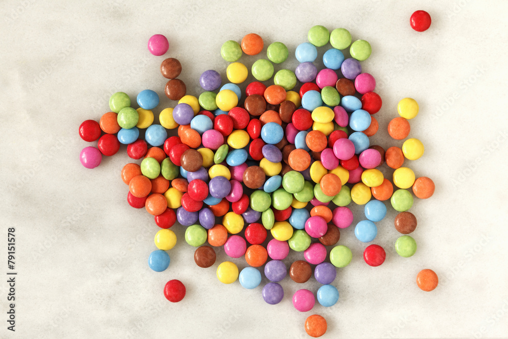 Schokolinsen, Smarties auf Marmor Schokolinsen, Smarties auf Marmor