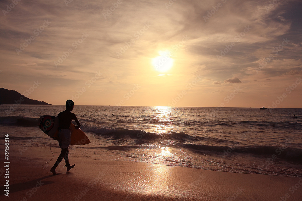 Fototapeta premium sunset on the beach silhouettes of people