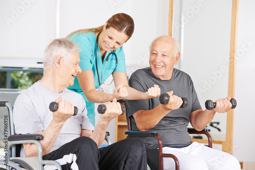 Senioren im Rollstuhl beim Fitnesstraining