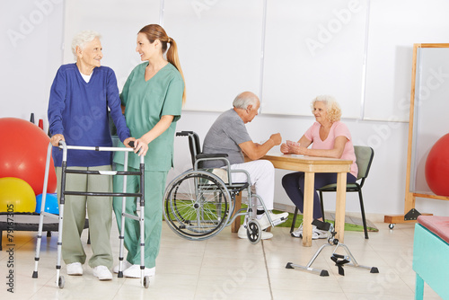 Senioren mit Krankenpfleger im Seniorenheim