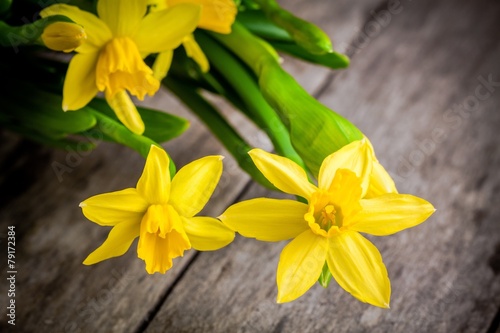 Fototapeta Naklejka Na Ścianę i Meble -  bouquet of bright yellow daffodils closeup on wooden background