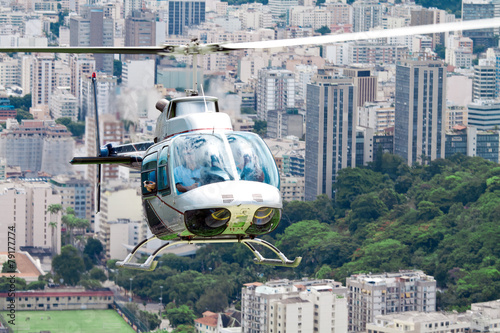 Fototapeta lot helikopterem na tle wieżowca