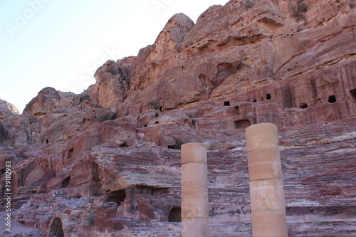 Колонны у древнего амфитеатра в городе Петра