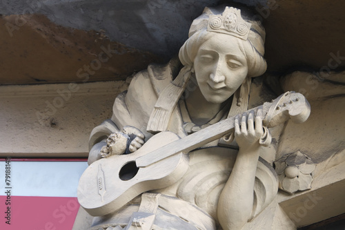 Fotografie Sculpture of bard playing the guitar in Prague