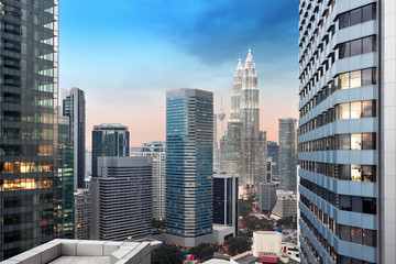 Tableau sur plexiglas Kuala Lumpur Horizon urbain de Kuala Lumpur ciel dégagé  © Mik Man