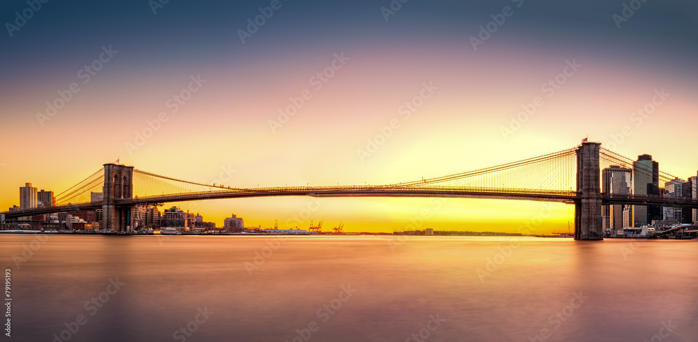 Naklejka premium Brooklyn Bridge panorama o zachodzie słońca