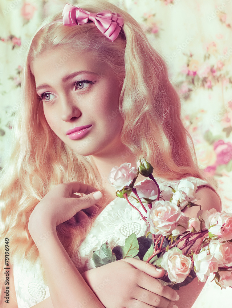 Fototapeta premium Young girl with bouquet from roses on background.