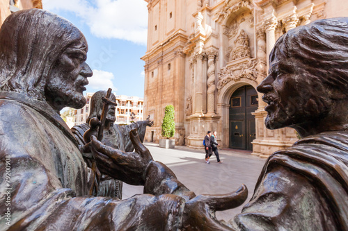 Bronzeskulpturen vor der Basilika Santa Maria in Elche, Spanien photo