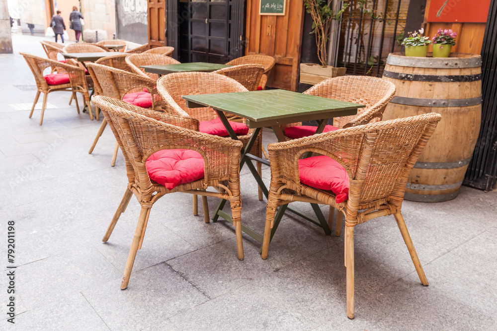 Tische und Stühle an einem Straßenrestaurant Tische und Stühle an einem Straßenrestaurant