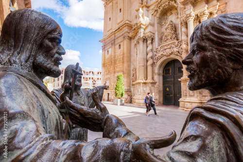 Bronzeskulpturen vor der Basilika Santa Maria in Elche, Spanien photo