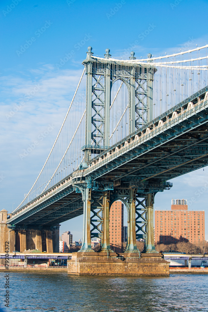 Naklejka premium Most na Manhattanie w letni dzień