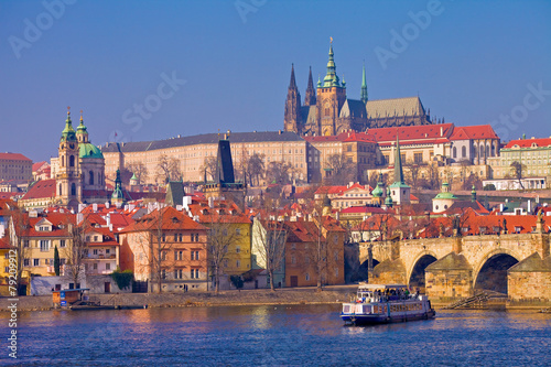 Prague, pont Charles, château et cathédrale vus du quai Smetana