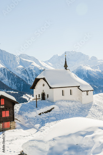 Fototapeta Naklejka Na Ścianę i Meble -  Bettmeralp, Walliser Bergdorf, Alpen, Kapelle, Winter, Schweiz