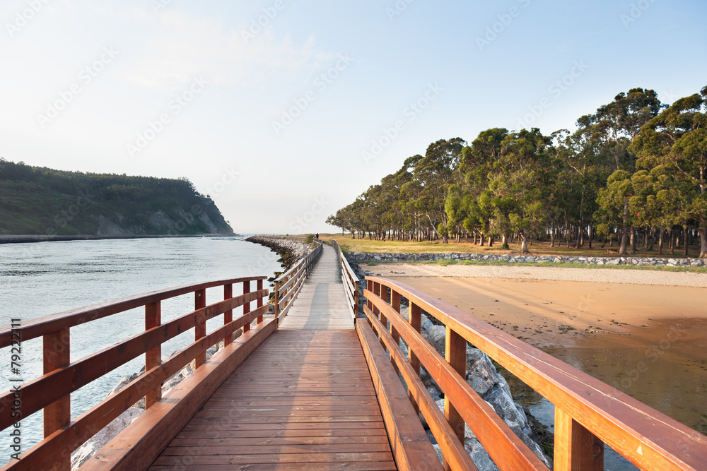 Obraz premium Pasarela de madera en Rodiles 02