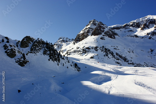 Vistas del Valle de Tena en invierno, montañas nevadas,