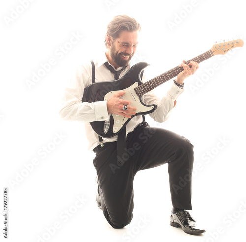 lachender Mann mit Gitarre