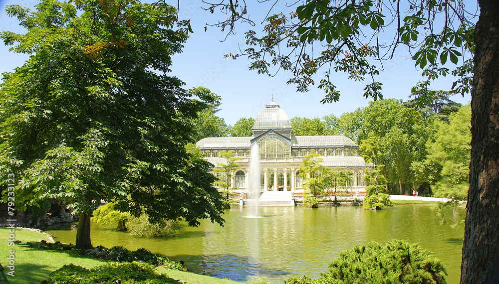 Fototapeta premium Estanque y palacio de cristal del Parque del Retiro de Madrid