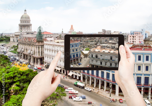 Canvas Print tourist taking photo of center Havana city