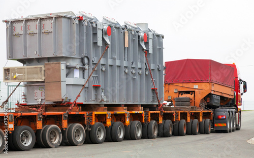 Transport of heavy, oversized loads and construction machinery