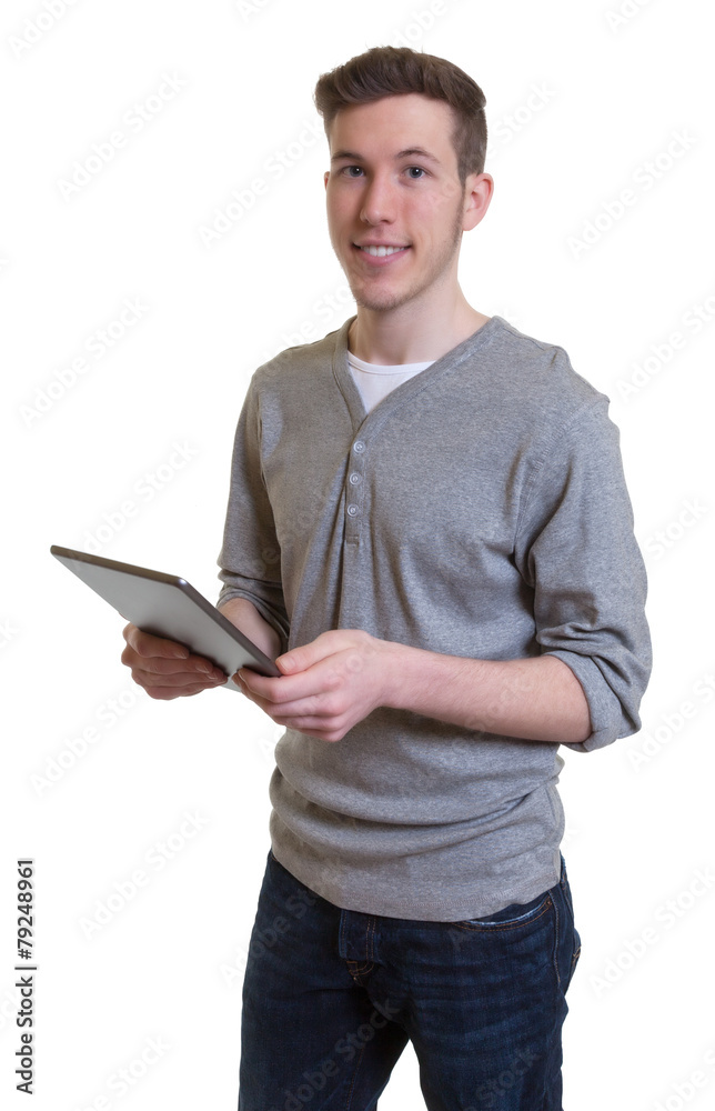 Stehender junger Mann mit Tablet Computer Stehender junger Mann mit Tablet Computer