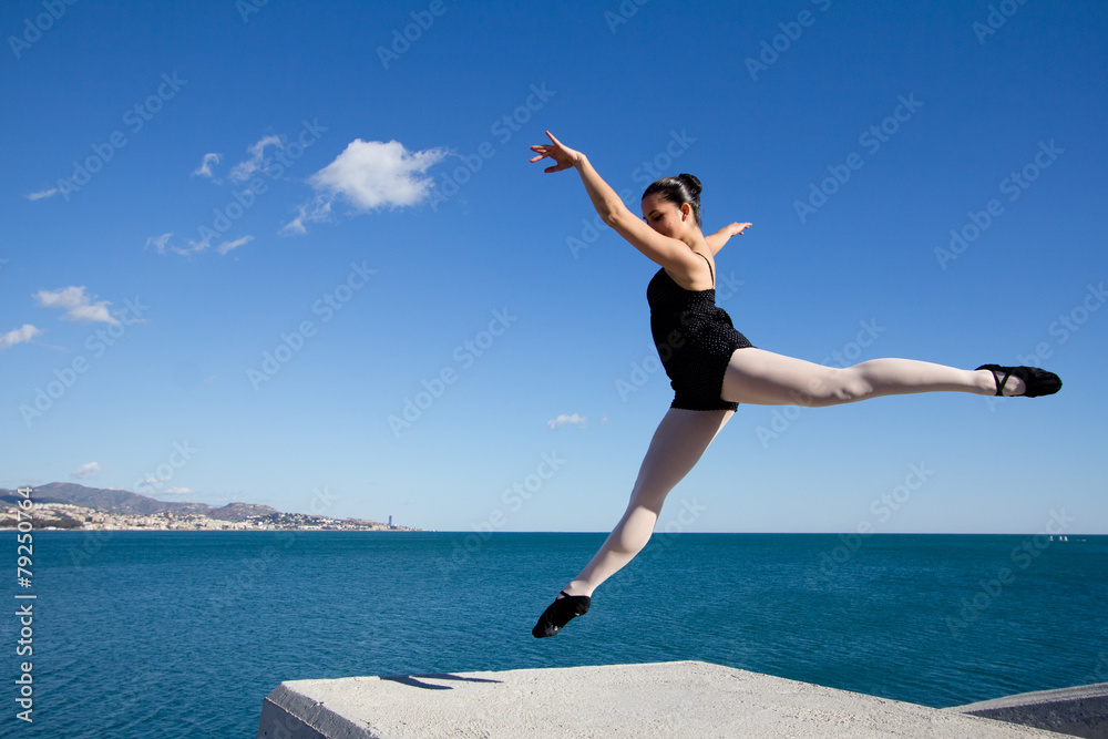 Fototapeta premium Gracieux saut d'une danseuse en bord de mer.
