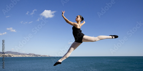 Konstfotografi Danseuse suspendue en l'air dans un ciel bleu.
