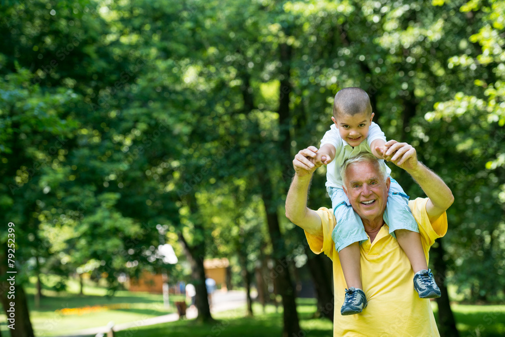 Obraz premium grandfather and child have fun in park