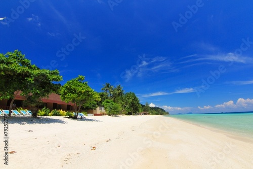 Fototapeta Naklejka Na Ścianę i Meble -  Paradise beach in kohngai island at trang Thailand