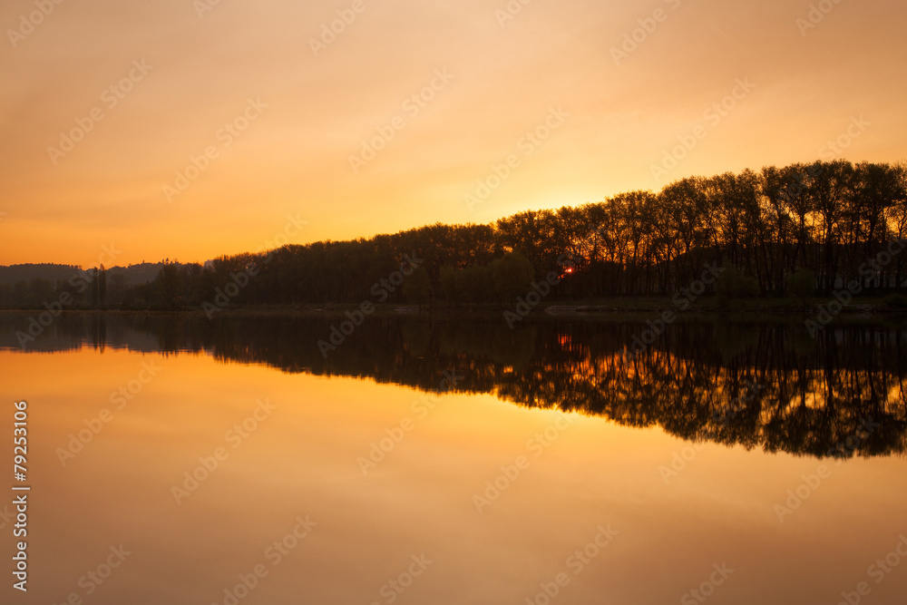 Fototapeta premium Dramatic sunrise on the Vltava river