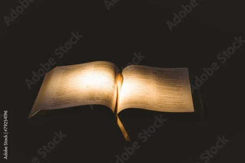 Light shining on open bible Fototapet