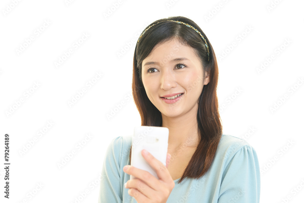 スマートフォンを持つ女性 スマートフォンを持つ女性
