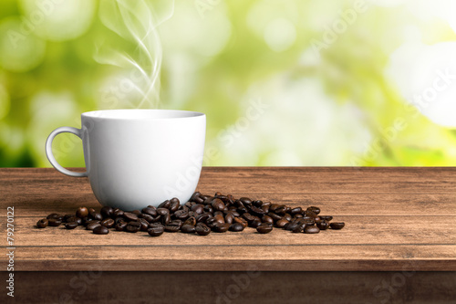 Kaffee Tasse mit Kaffeebohnen Genuss auf Holz Tisch Hintergrund