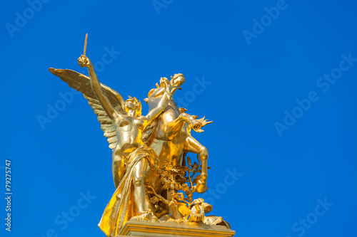 Obraz na płótnie Sculpture on the pillar on the bridge of Pont Alexandre III
