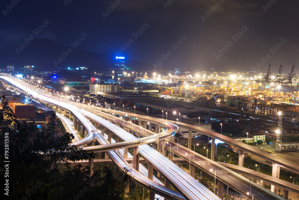 Fototapeta premium Illuminated and elevated expressway and cityscape at night